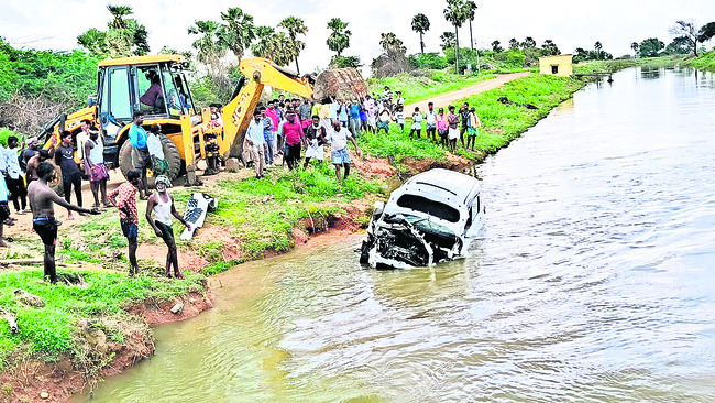 కుక్కను తప్పించబోయి..1