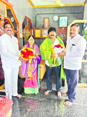 బూచేపల్లిని కలిసిన పార్టీ రాష్ట్ర కార్యదర్శులు
1