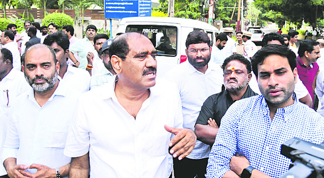 అప్రజాస్వామికం 1