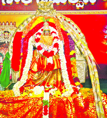 బారులు తీరి.. సారెనిచ్చి..
2