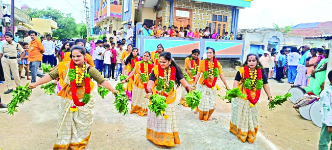 హోరెత్తిన ఎల్లారెడ్డి పట్టణం 2