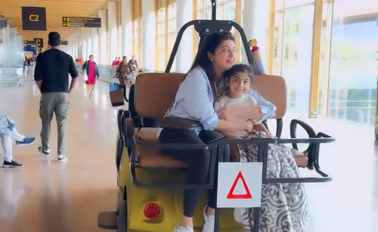 Actress Pranitha Enjoy At Bangalore Airport with Her Daughter Photos5