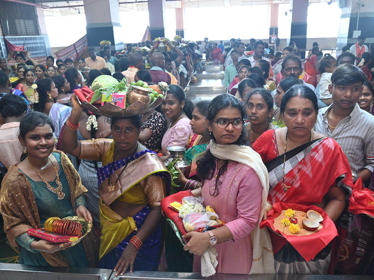 Huge Devotees Rush At Indrakeeladri Photos2