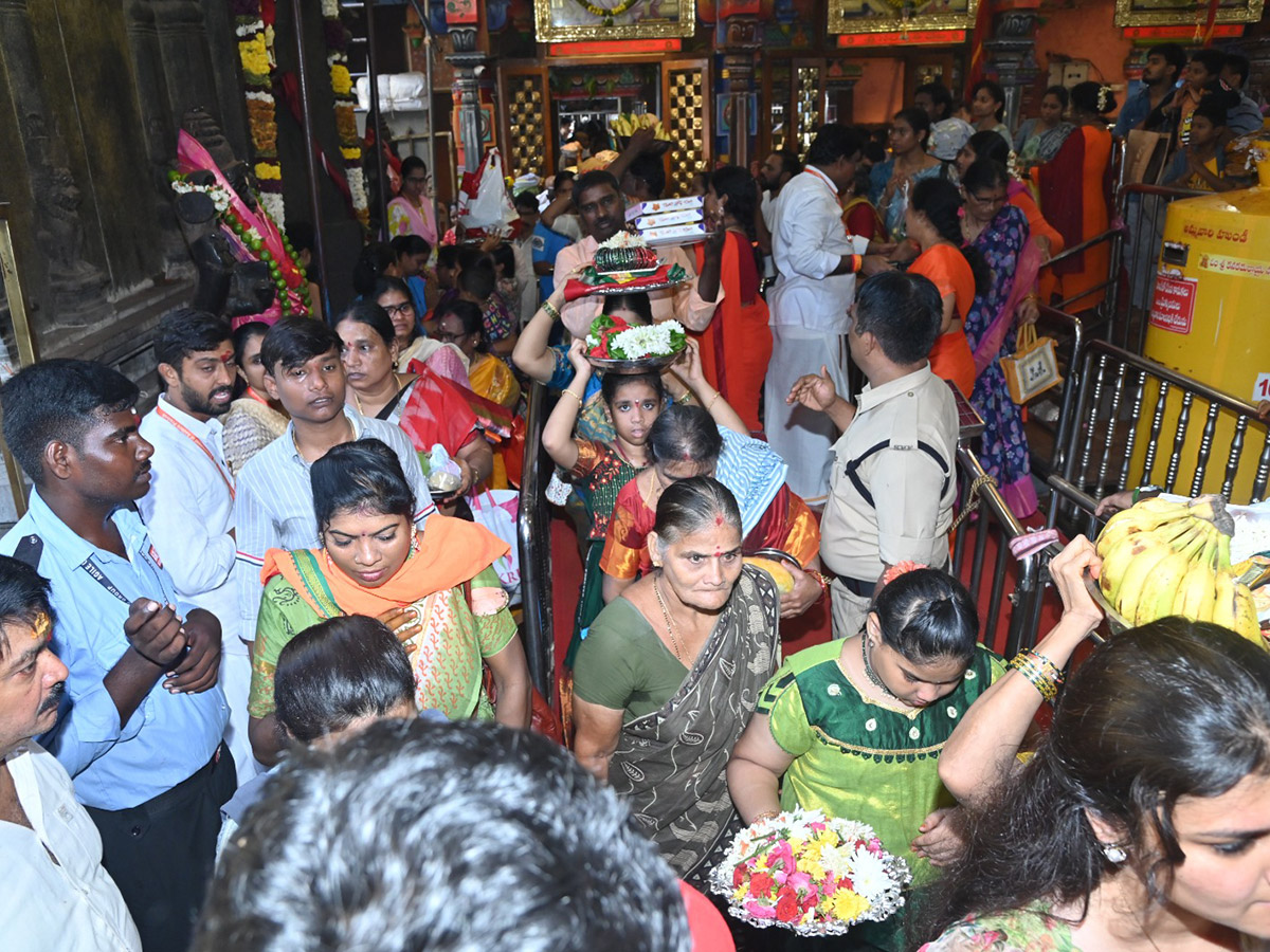 Huge Devotees Rush At Indrakeeladri Photos3