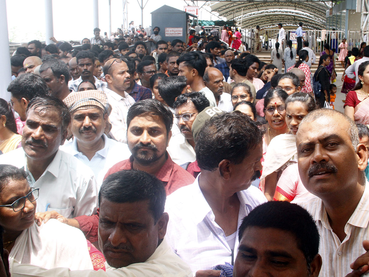 Huge Devotees Rush At Indrakeeladri Photos6