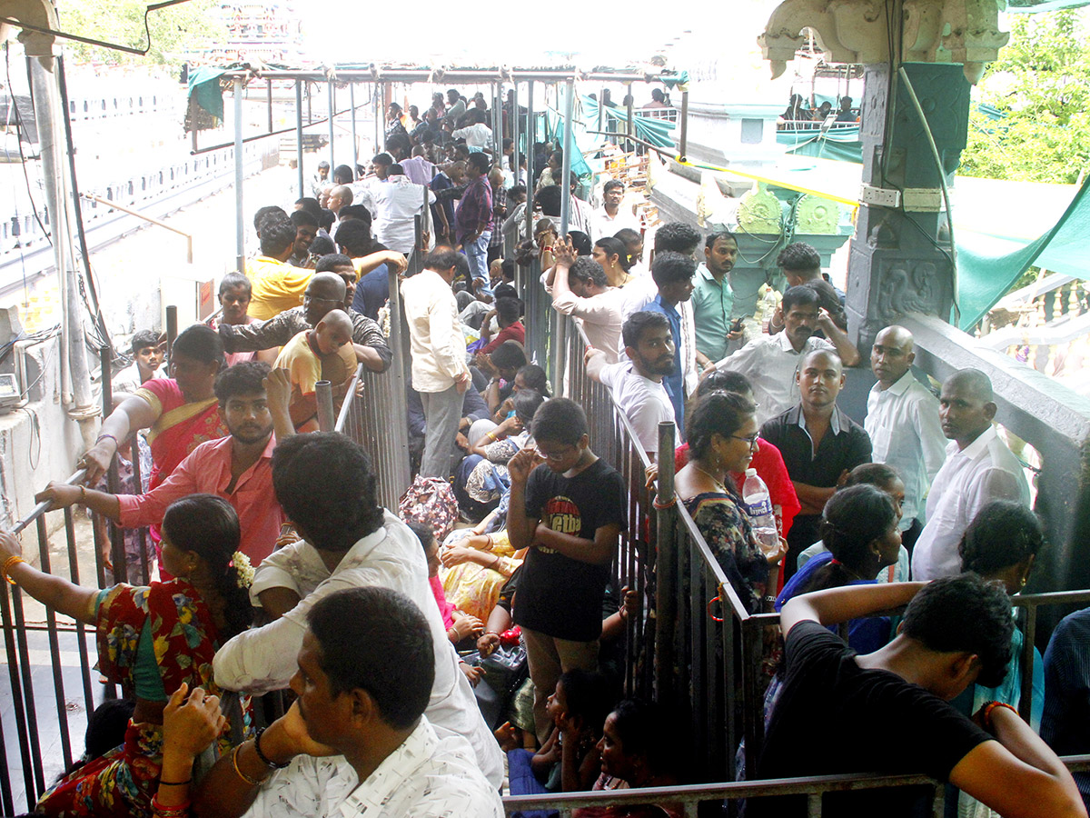 Huge Devotees Rush At Indrakeeladri Photos7