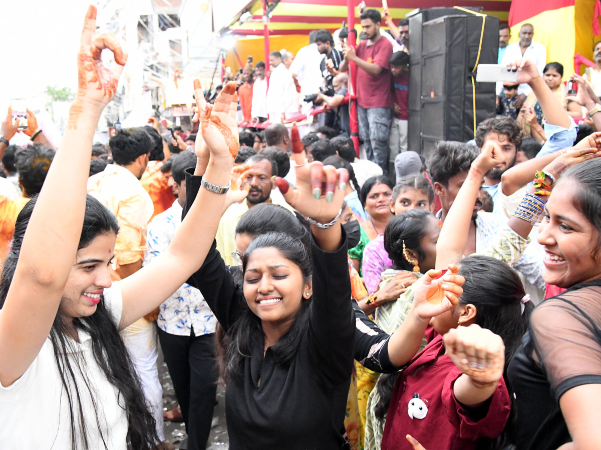 Huge Devotees Throng To Old City Temple For ‘Rangam’ Photos11