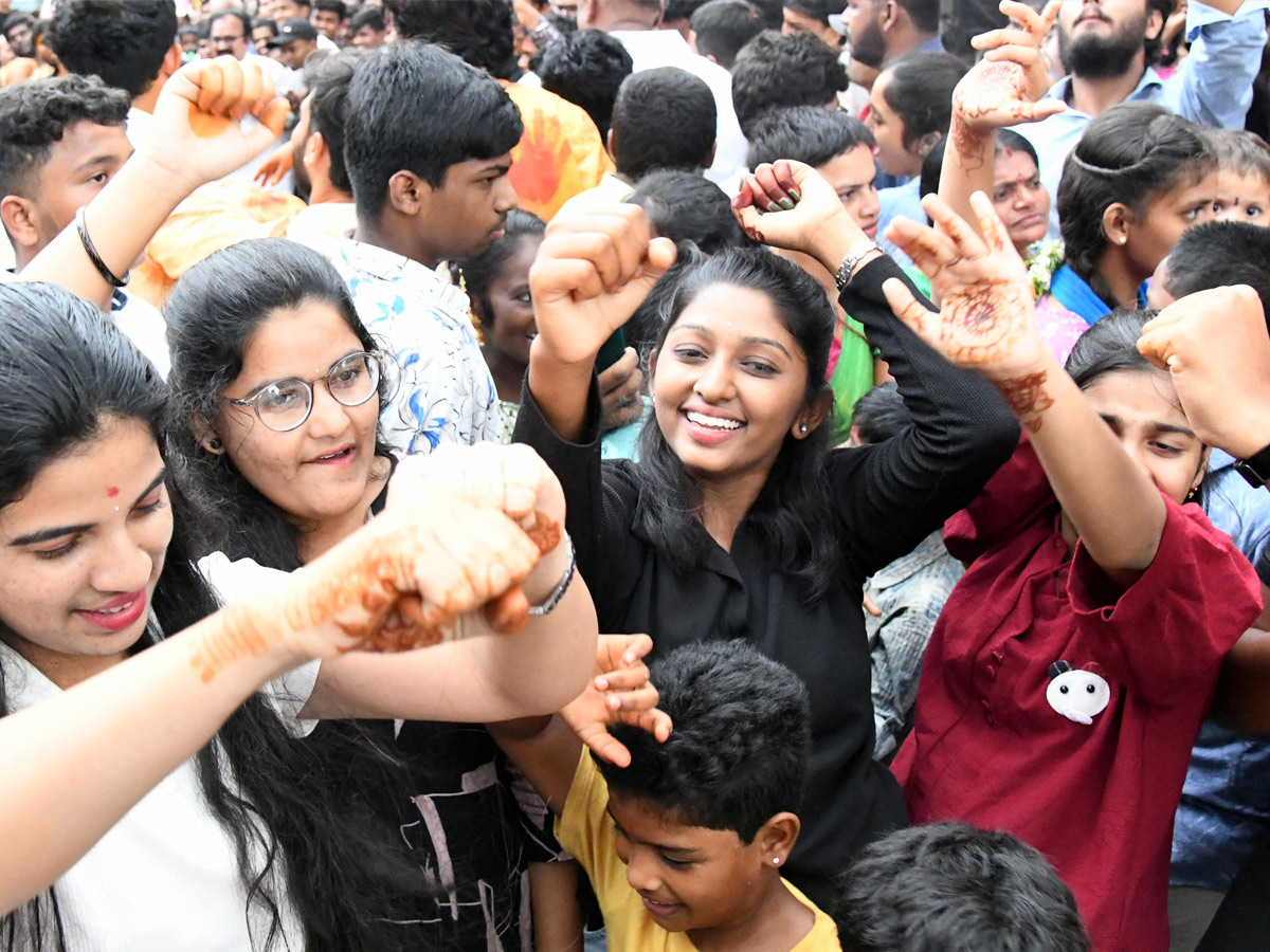 Huge Devotees Throng To Old City Temple For ‘Rangam’ Photos12
