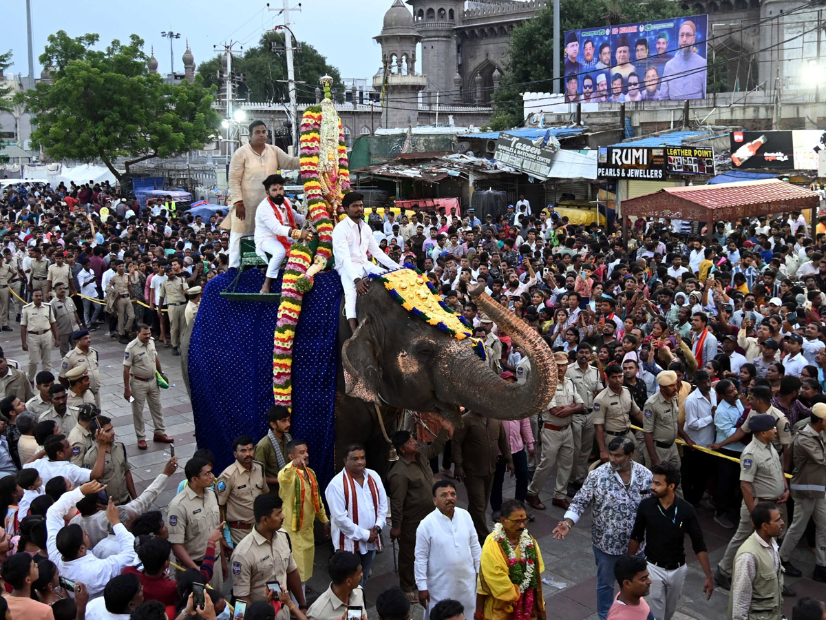 Huge Devotees Throng To Old City Temple For ‘Rangam’ Photos2