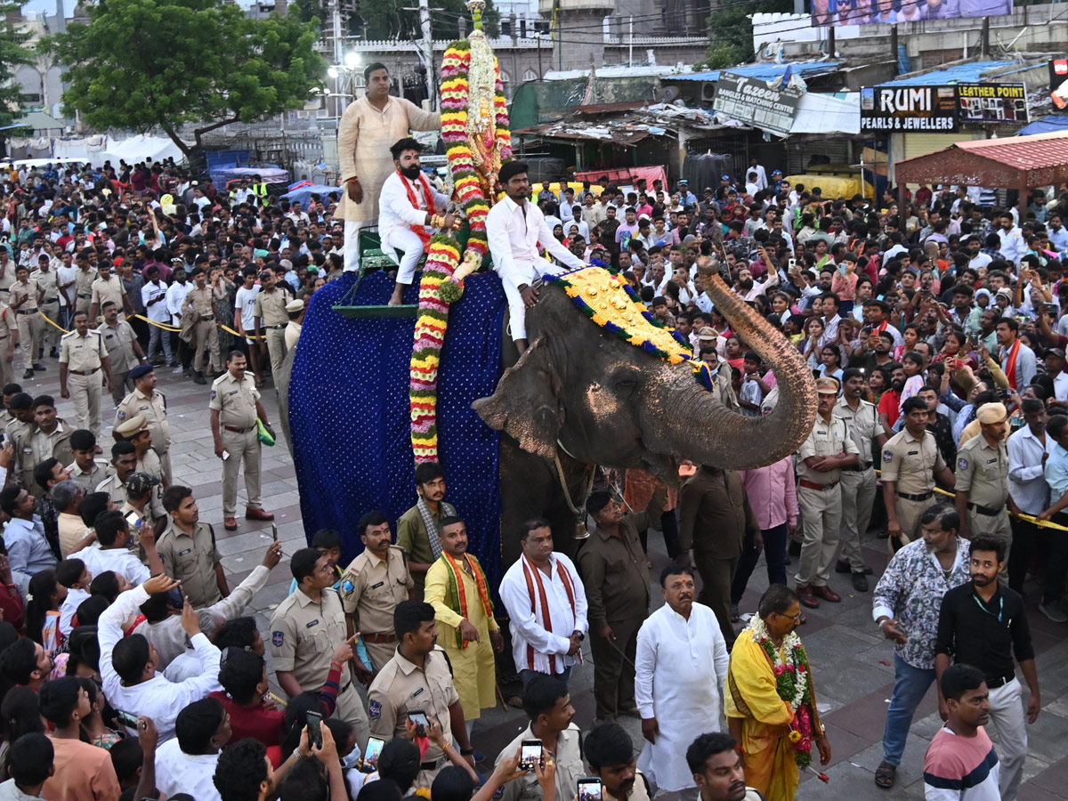Huge Devotees Throng To Old City Temple For ‘Rangam’ Photos3
