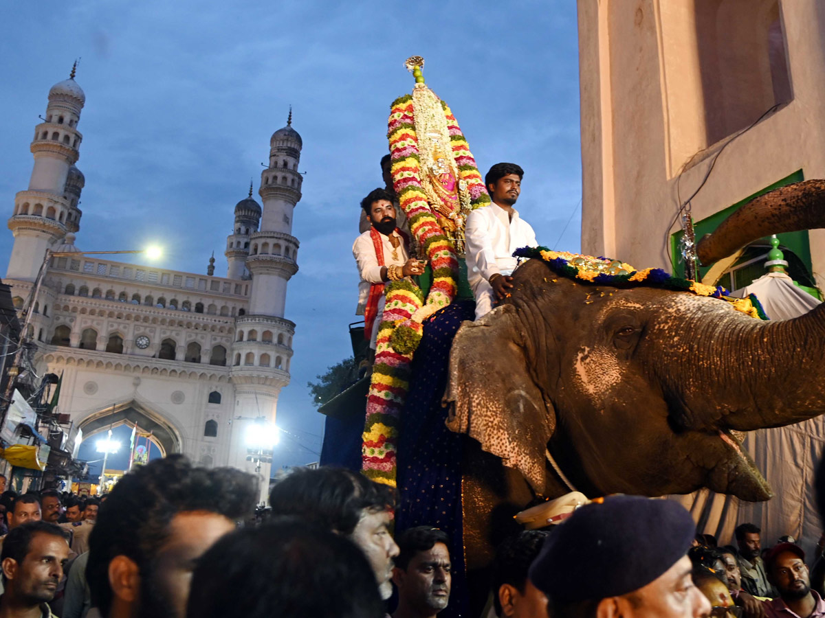 Huge Devotees Throng To Old City Temple For ‘Rangam’ Photos5