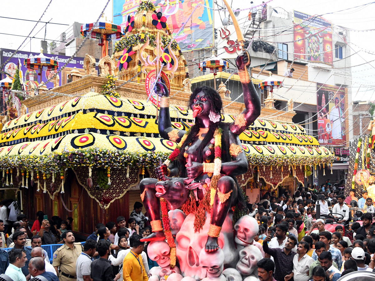 Huge Devotees Throng To Old City Temple For ‘Rangam’ Photos7