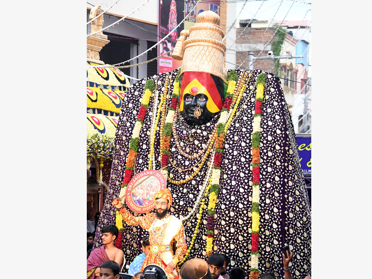 Huge Devotees Throng To Old City Temple For ‘Rangam’ Photos9