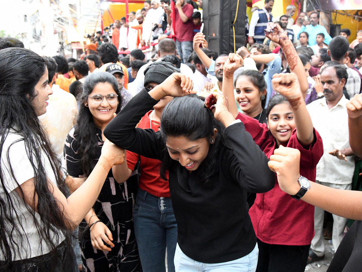 హైదరాబాద్ : అమ్మవారి రంగం.. ఊరేగింపుల్లో పోటెత్తిన భక్తులు (ఫోటోలు ...
