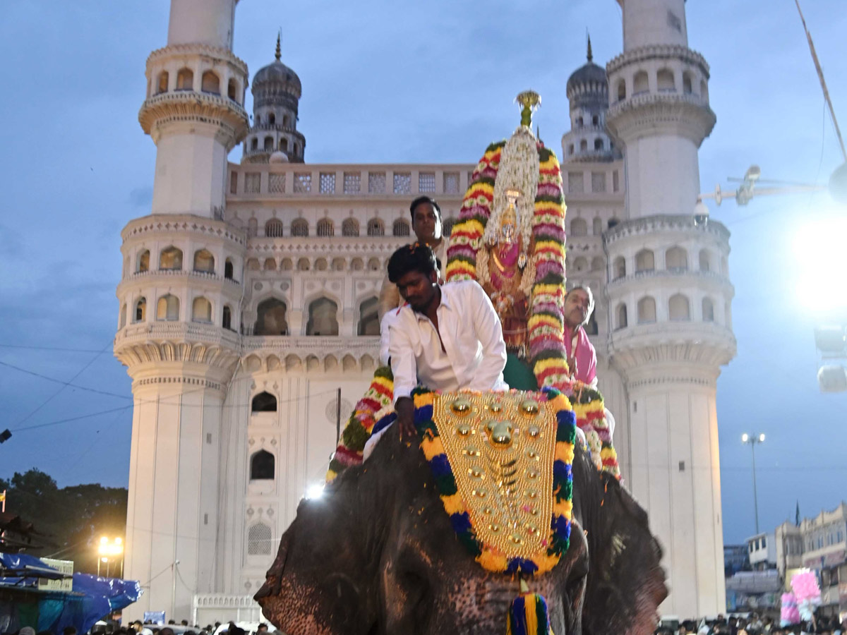 హైదరాబాద్ : అమ్మవారి రంగం.. ఊరేగింపుల్లో పోటెత్తిన భక్తులు (ఫోటోలు ...