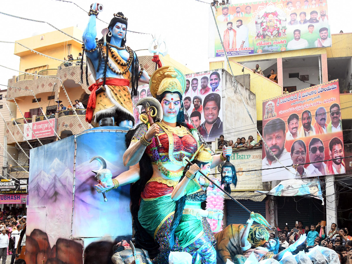 హైదరాబాద్ : అమ్మవారి రంగం.. ఊరేగింపుల్లో పోటెత్తిన భక్తులు (ఫోటోలు ...