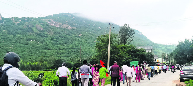 నంది కొండ దారుల్లో భక్తి పరవశం1