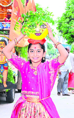 నెత్తిన బోనం.. భక్తిభావంతో జనం 2