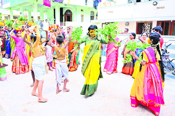 నెత్తిన బోనం.. భక్తిభావంతో జనం 1