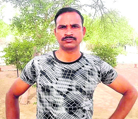 కూతుర్ని స్కూల్కు పంపించేందుకు వెళ్తూ...1