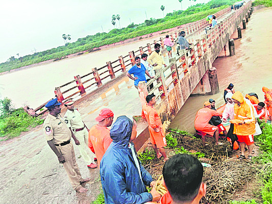 పోలవరం కాల్వలో పడి వ్యక్తి గల్లంతు 
1