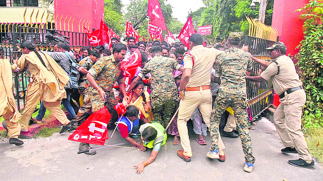 ఉద్రిక్తంగా మున్సిపల్ కార్మికుల ఉద్యమం 1