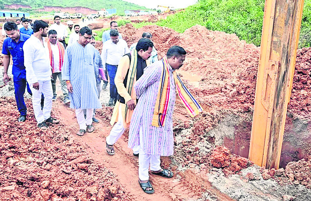 బొడసుక్కు వంతెన నిర్మాణ పనుల పరిశీలన 1