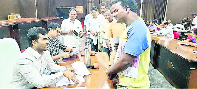 వినతుల పరిష్కారంలో నిర్లక్ష్యం తగదు2