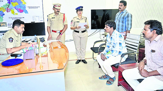 వినతుల పరిష్కారంలో నిర్లక్ష్యం తగదు1