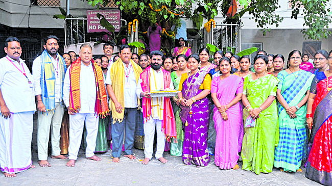 సారె తెచ్చి.. కనులారా దర్శించి 1