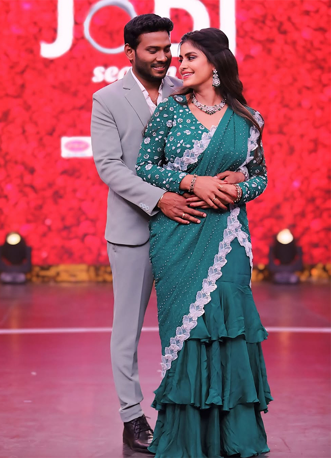 Bigg Boss fame Sonia Akula announced her pregnancy10