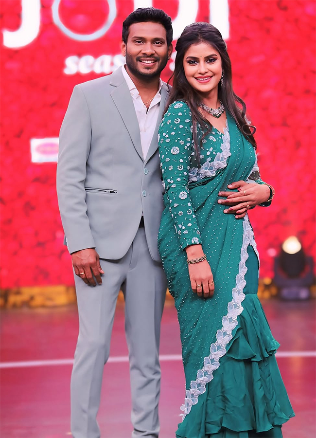 Bigg Boss fame Sonia Akula announced her pregnancy9