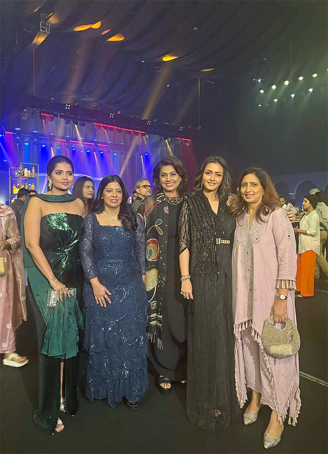 Namrata Shirodkar Enjoying Friends Party photos goes viral2