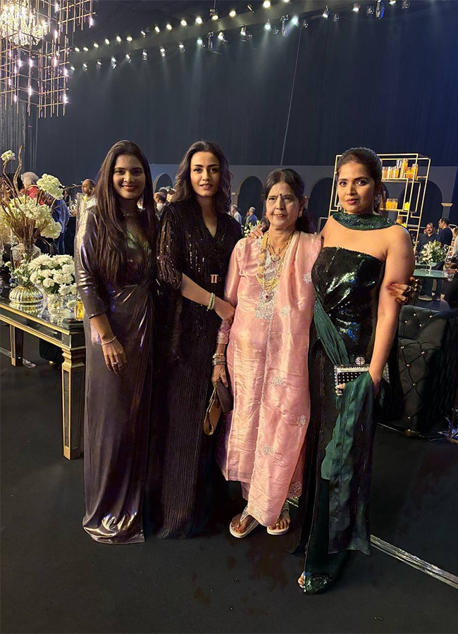 Namrata Shirodkar Enjoying Friends Party photos goes viral3