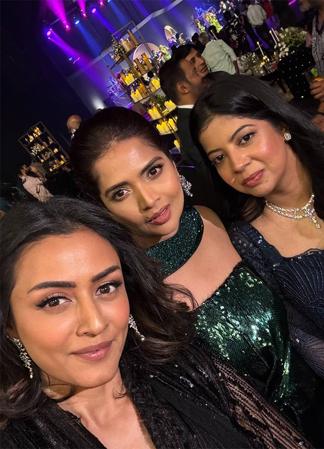 Namrata Shirodkar Enjoying Friends Party photos goes viral4