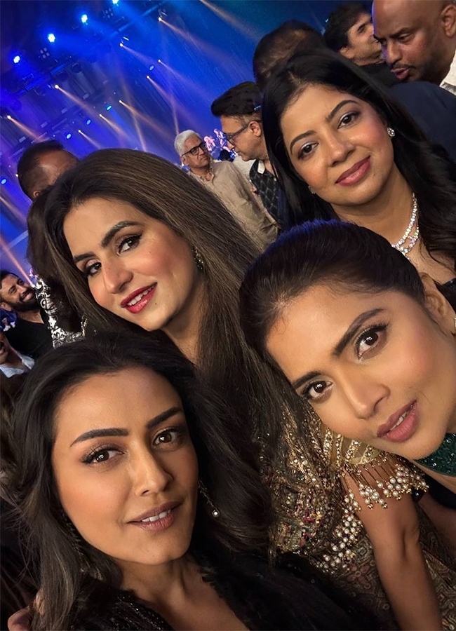 Namrata Shirodkar Enjoying Friends Party photos goes viral6