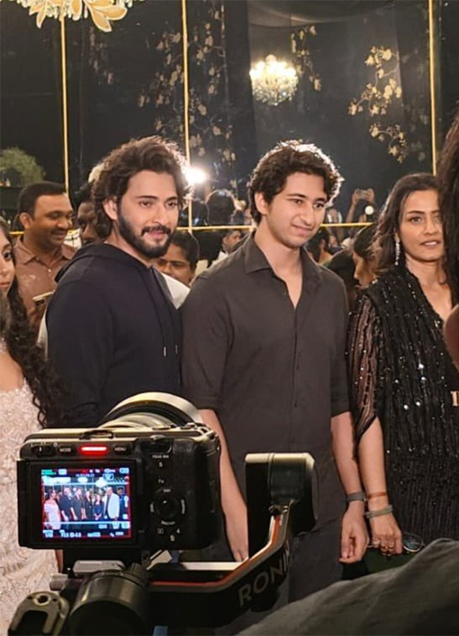 Namrata Shirodkar Enjoying Friends Party photos goes viral9