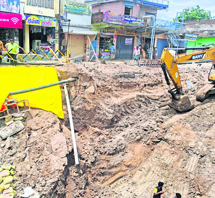 కుంగిన నేల.. పగిలిన పైపులు 1