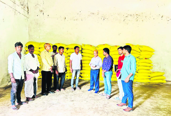 అధిక ధరలకు ఎరువులు విక్రయించొద్దు 1
