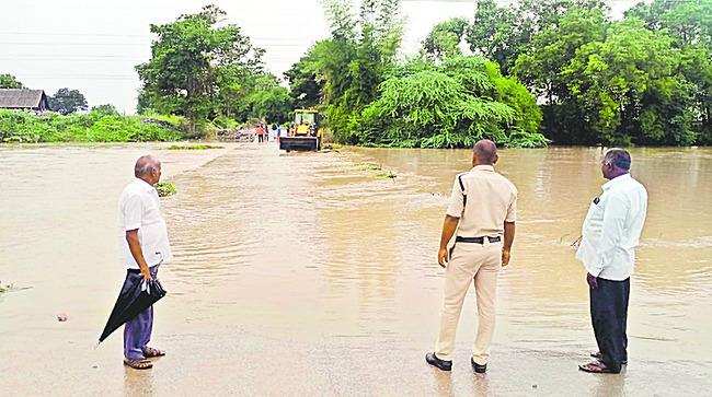 పొంగుతున్న వాగులు 2