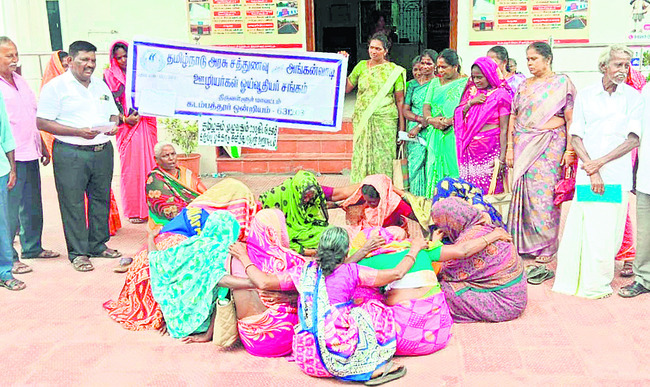 నల్లబ్యాడ్జీలు ధరించి విశ్రాంత ఉద్యోగుల ధర్నా 1