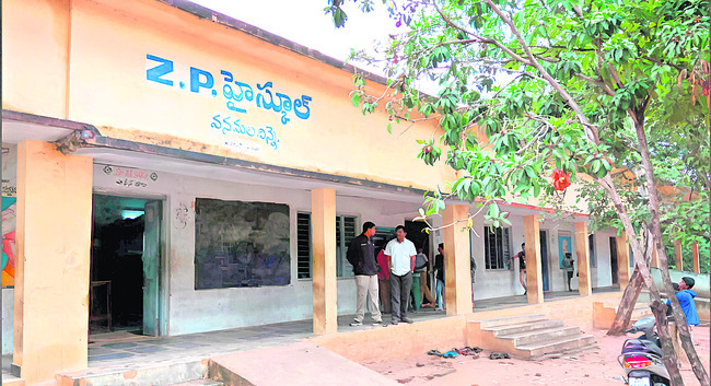 ● ప్రతి నెలా బడి బియ్యంను కి.మీ. దూరం మోసుకెళ్తున్న టీచ3