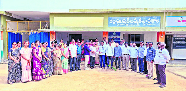 ● ప్రతి నెలా బడి బియ్యంను కి.మీ. దూరం మోసుకెళ్తున్న టీచ1