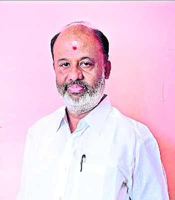 ● ప్రతి నెలా బడి బియ్యంను కి.మీ. దూరం మోసుకెళ్తున్న టీచ4