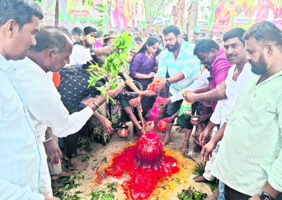 అమ్మకు బోనం.. పులకించిన జనం 1