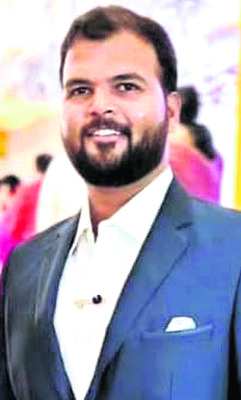 చెట్టుకు ఢీకొట్టిన కారు 1