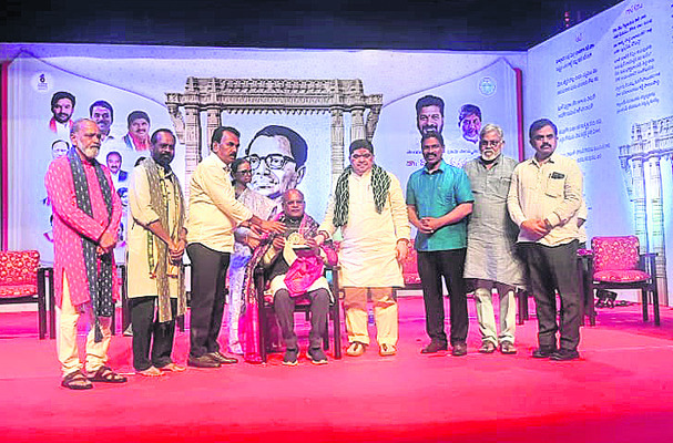 దాశరథి పురస్కారం అందుకున్న అన్నవరం2