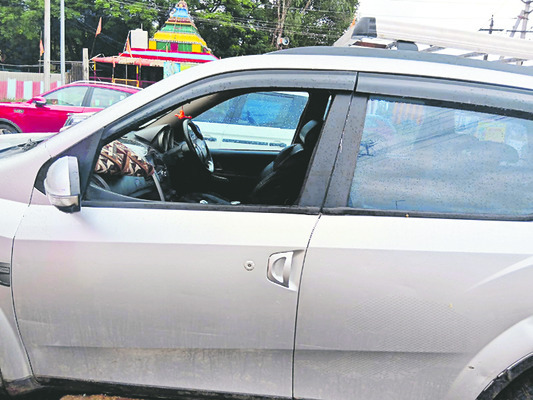 కారు అద్దాలు పగలకొట్టి చోరీ 1