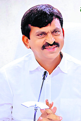 రెండు ఫొటోలు దిగితేనే వేతనం3
