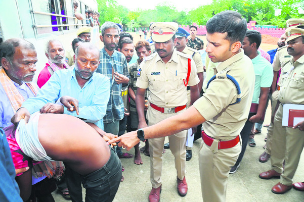 వలస కార్మికులను నిర్బంధించిన 8 మందిపై కేసు1
